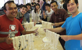 農学部短期留学生がうどん製造実習を体験しました
