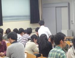 グループワーク中の学生