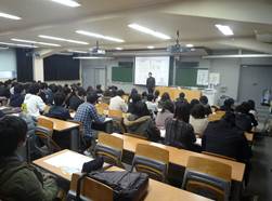 坂本先生の講演を熱心に聴く学生