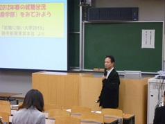 img01 講演中の奥田アドミッション副委員長