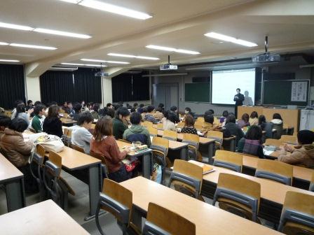 坂本先生の講演を熱心に聴く学生