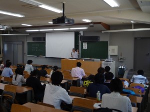 森田講師の講演を熱心に聴く学生