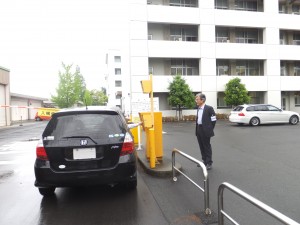 (正門で指導する学部長)