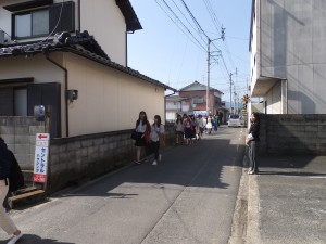 （農学部前駅からの通学路での指導の様子）