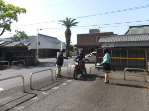 （バイク等の登録の呼びかけの様子）