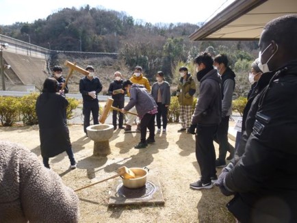 小豆島町役場協力のもとで 棚田収穫米の餅つき体験